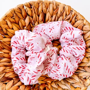 Daisy Candy Canes Scrunchie | XL scrunchie | gift&#39;s for her | Christmas time
