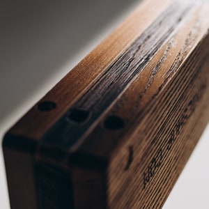 IN-14 Nixie-klok in slanke, geperforeerde houten kast met doorzichtige plastic bovenklep. afbeelding 8