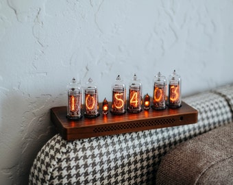 IN-14 Nixie Uhr in einem schlanken Holzgehäuse mit Bodenabdeckung aus Kunststoff.