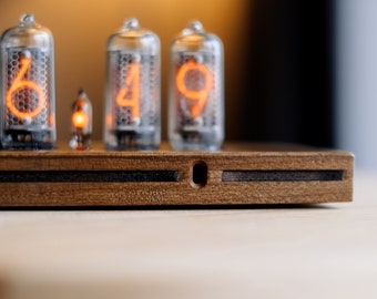 La cápsula del tiempo delgada: reloj Nixie IN-14 en caja de madera con cubierta inferior de plástico