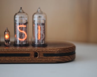 La cápsula del tiempo delgada: reloj Nixie IN-14 en caja de madera con cubierta inferior de plástico