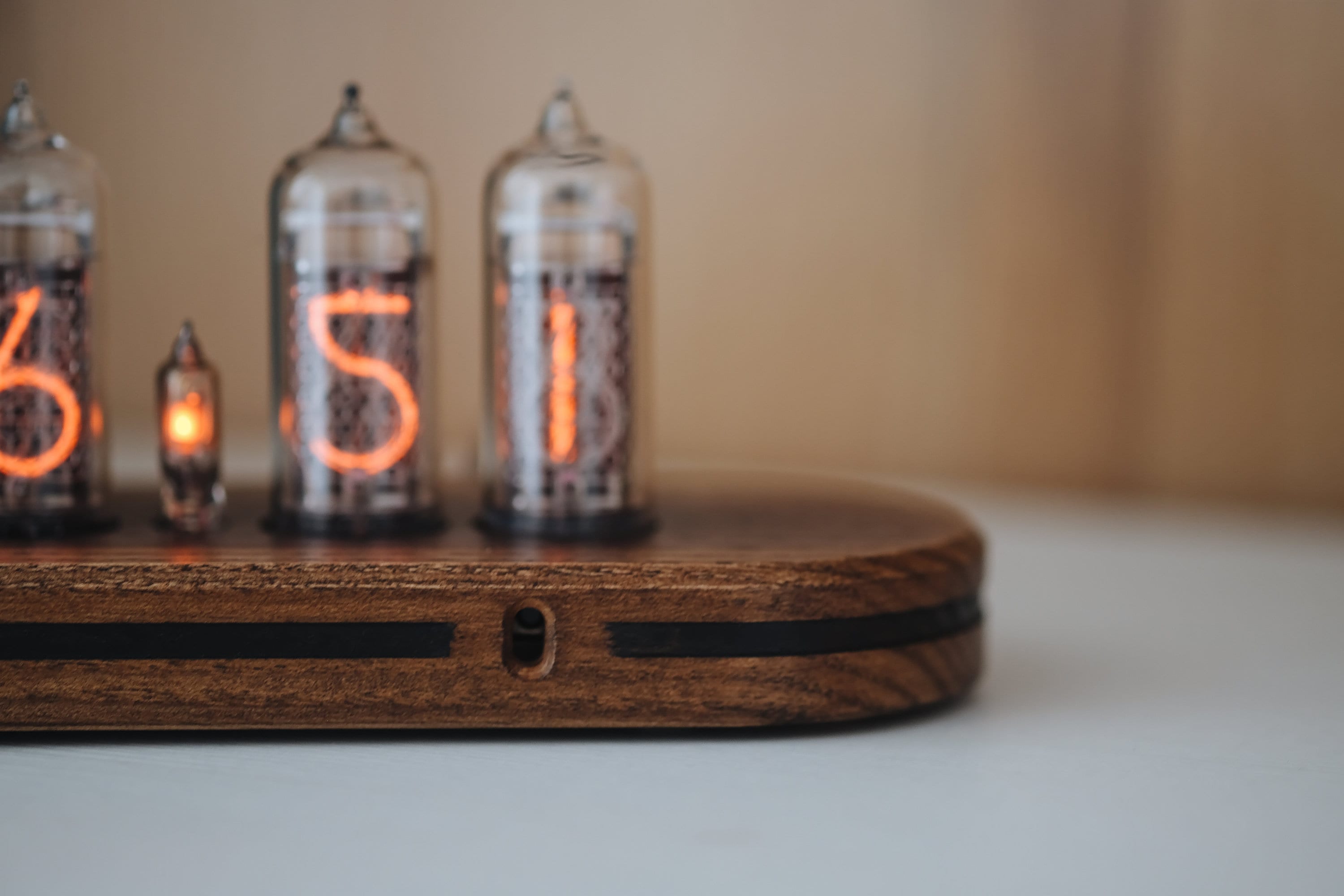 ポ*ー様 ニキシー管時計 Z574M 6球 完成品　アクリルケース入り ニキシー管時計アクリルケース｜お客様活用事例｜アクリ屋ドットコム