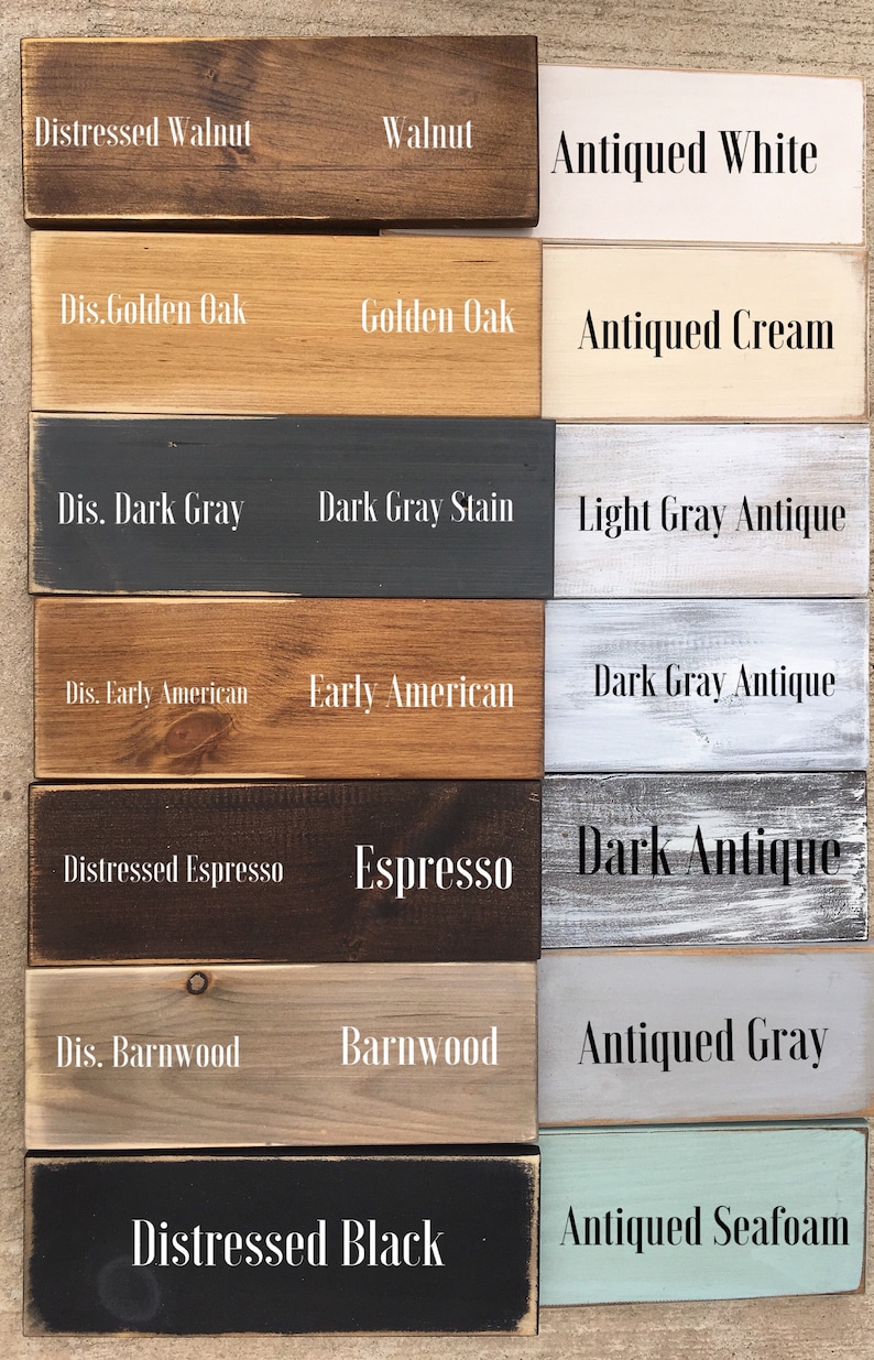 Op de afbeelding: Een kleurenkaart voor houtbeits met 12 verschillende houtbeitskleuren. De kleuren zijn gelabeld met namen zoals "Distressed Walnut", "Walnut", "Antiqued White", "Dis. Golden Oak", "Golden Oak", "Antiqued Cream", "Dis. Dark Gray", "Dark Gray Stain", "Light Gray Antique", "Dis. Early American", "Early American", "Dark Gray Antique", "Distressed Espresso", "Espresso", "Dark Antique", "Dis. Barnwood", "Barnwood", "Antiqued Gray", "Distressed Black" en "Antiqued Seafoam".
