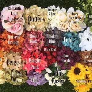 Op de afbeelding: Een kaart met 16 verschillende soorten kunstbloemen, waaronder hortensia's, rozen en zonnebloemen. De bloemen zijn in een rasterpatroon gerangschikt en gelabeld met hun namen en kleuren.
