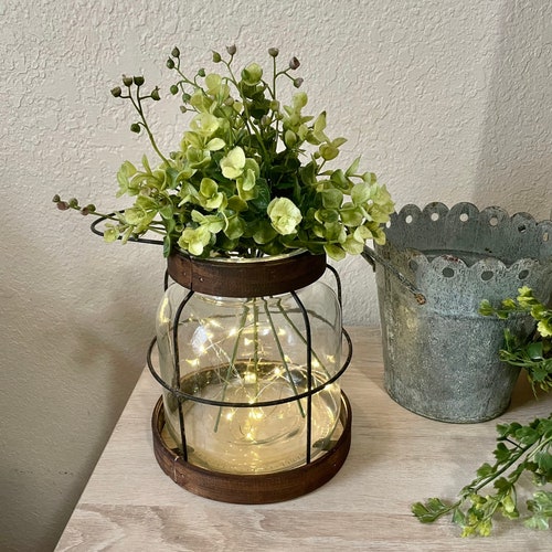 Vase lanterne de ferme rustique, composition florale et minuterie lumineuse en option