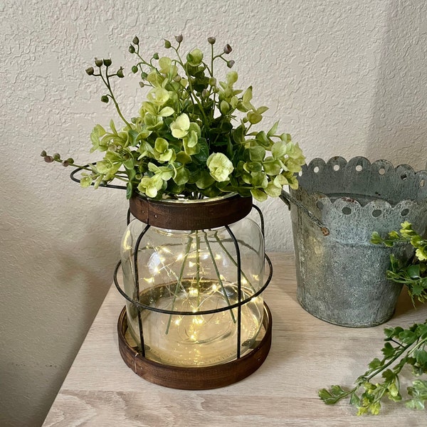 Arreglo floral en jarrón tipo farol rústico de granja y luces con temporizador (opcional)