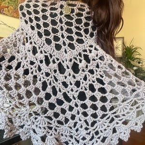 Häkelponcho-Anleitung aus Spitze | *Sofortiger digitaler PDF-Download* | Leichtes Mesh-Material | Damenmodell | Bild 4