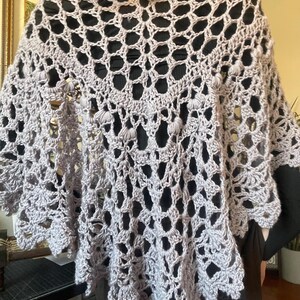 Häkelponcho-Anleitung aus Spitze | *Sofortiger digitaler PDF-Download* | Leichtes Mesh-Material | Damenmodell | Bild 5