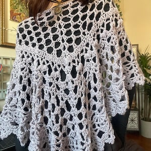 Häkelponcho-Anleitung aus Spitze | *Sofortiger digitaler PDF-Download* | Leichtes Mesh-Material | Damenmodell | Bild 2