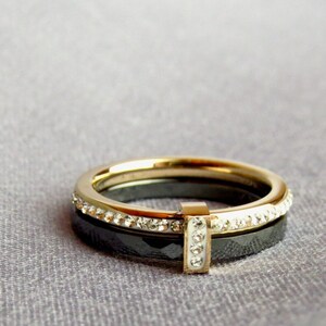 schwarzer Keramikring mit Rosegoldband, GRÖSSEN 6, 7, 8, 9, facettiertes schwarzes Keramikband mit Rosegold und Zirkonia, lagend