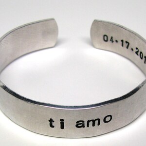 ti pulsera amo con fecha estampada en el interior, joyas de la boda, joyas de aniversario, fecha significativa, joyas de fecha memorable, joyería de la amistad