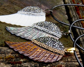 Engelsflügel Halskette, Winzige Pflastersteine, Muschel und Pflaster, brauner oder weißer Engelsflügel, Schutzkette, Engelsflügel Schmuck, Feder Anhänger