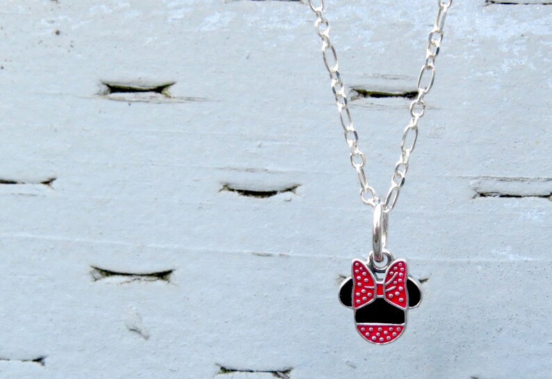 Collana Con Ciondolo Topolino E Minnie Mouse - Placcata Argento Con Smalto - Regalo Di Natale In Bustina