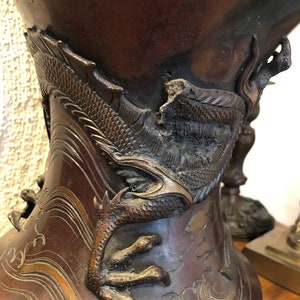 Large Meiji Period Bronze Twin Handled Urn with Decoration bild 5