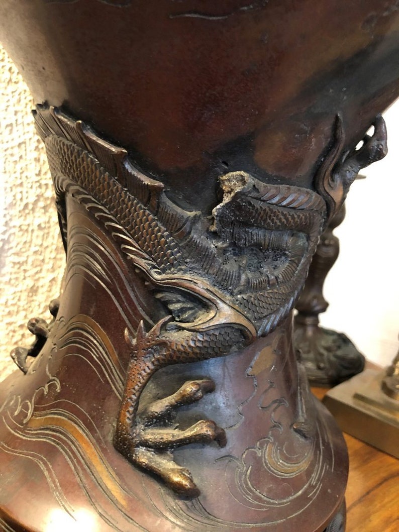 Large Meiji Period Bronze Twin Handled Urn with Decoration bild 5