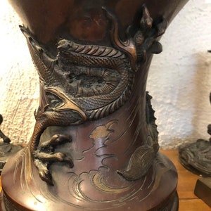 Large Meiji Period Bronze Twin Handled Urn with Decoration bild 6