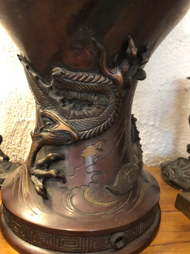 Large Meiji Period Bronze Twin Handled Urn with Decoration bild 6