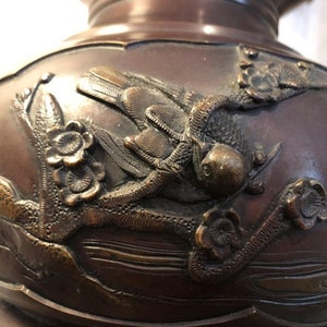 Large Meiji Period Bronze Twin Handled Urn with Decoration bild 8