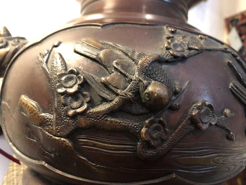 Large Meiji Period Bronze Twin Handled Urn with Decoration bild 8