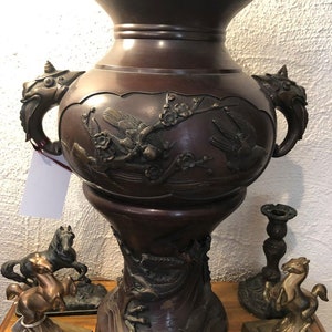 Large Meiji Period Bronze Twin Handled Urn with Decoration bild 3