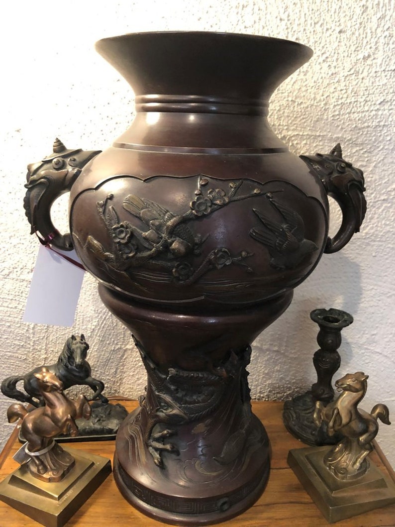 Large Meiji Period Bronze Twin Handled Urn with Decoration bild 3