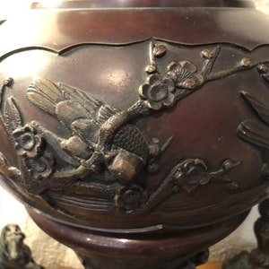 Large Meiji Period Bronze Twin Handled Urn with Decoration bild 7