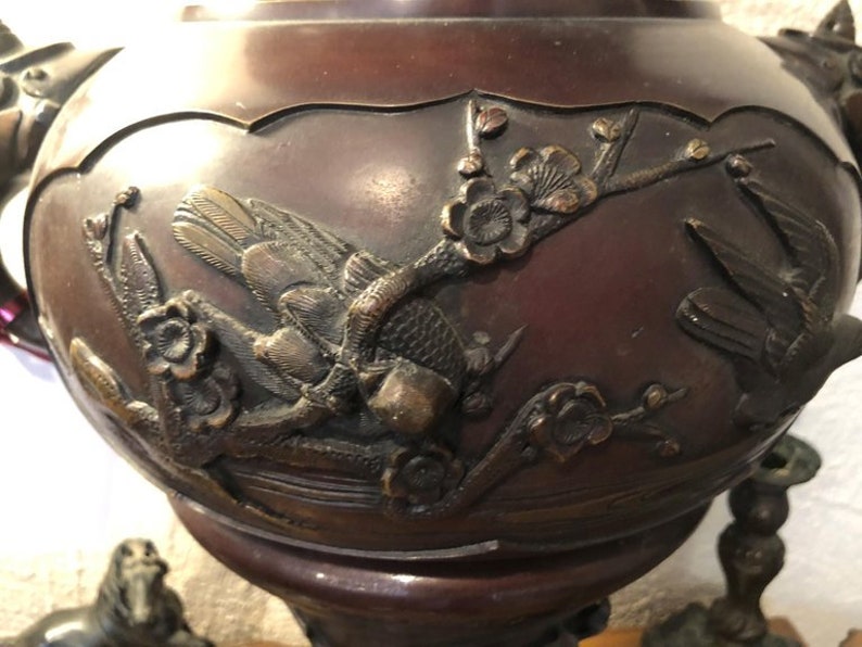 Large Meiji Period Bronze Twin Handled Urn with Decoration bild 7