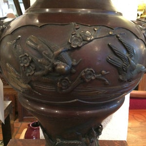 Large Meiji Period Bronze Twin Handled Urn with Decoration bild 4