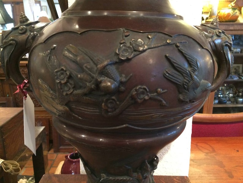 Large Meiji Period Bronze Twin Handled Urn with Decoration bild 4
