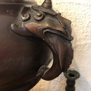 Large Meiji Period Bronze Twin Handled Urn with Decoration bild 9