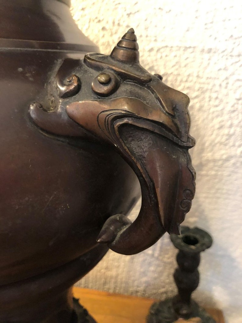 Large Meiji Period Bronze Twin Handled Urn with Decoration bild 9