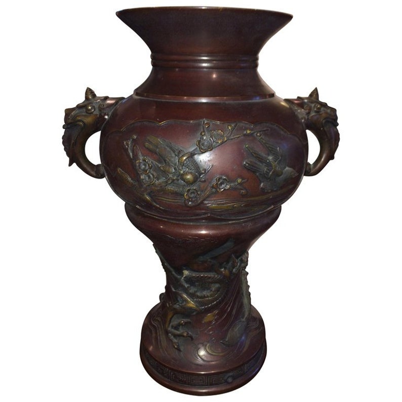 Large Meiji Period Bronze Twin Handled Urn with Decoration bild 1