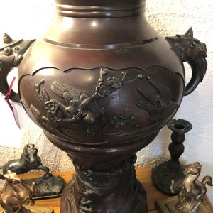 Large Meiji Period Bronze Twin Handled Urn with Decoration bild 10