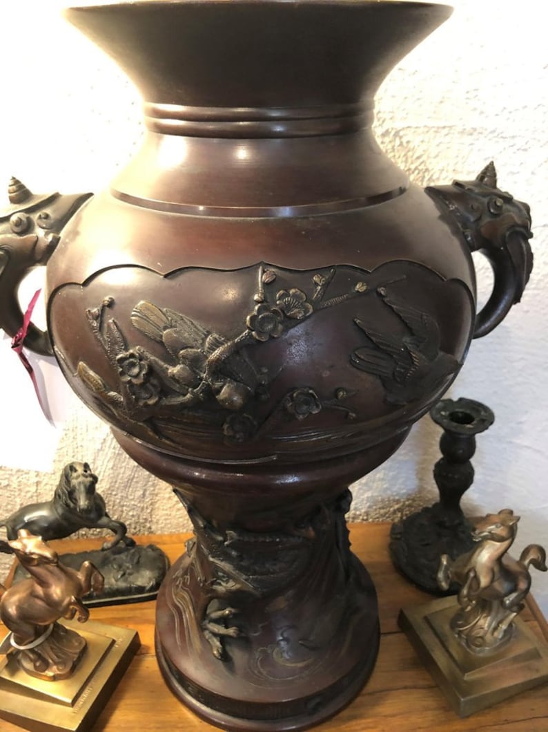 Large Meiji Period Bronze Twin Handled Urn with Decoration bild 10