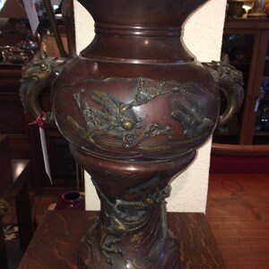 Large Meiji Period Bronze Twin Handled Urn with Decoration bild 2