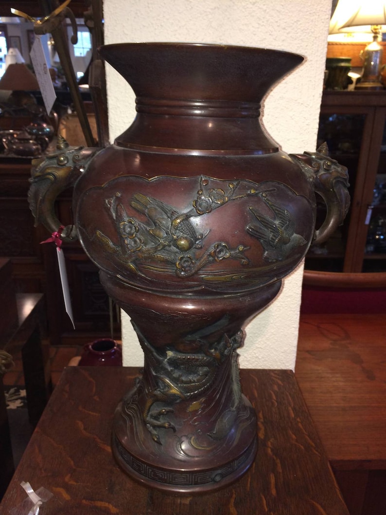 Large Meiji Period Bronze Twin Handled Urn with Decoration bild 2