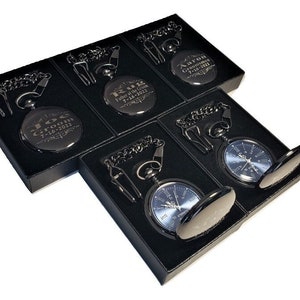 10 Taschenuhren mit Gravur - Blaue römische Ziffern - Geschenk für Männer mit Gravur - Personalisierte Uhr - Groomsmen Geschenk - Schwarze Taschenuhr