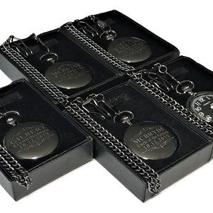 K&ouml;nnte beinhalten: F&uuml;nf schwarze Taschenuhren mit Ketten in schwarzen Samtboxen. Jede Uhr hat eine andere Inschrift auf der Vorderseite. Die Inschriften beinhalten Namen und Daten.