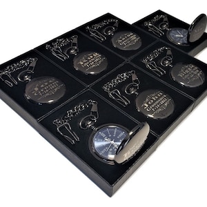 8 Gravierte Taschenuhren - Blaue römische Ziffern - Graviertes Geschenk für ihn - Personalisierte Uhr in Geschenkbox - Bräutigam Geschenk - Herrenuhr