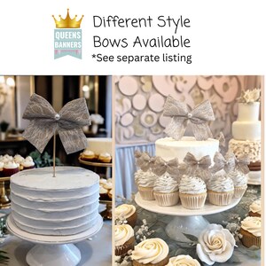 Op de afbeelding: Een witte taart met een grijze strik van kant erop. De taart is omringd door cupcakes met grijze strikken van kant. De tekst "Different Style Bows Available *See separate listing" staat bovenaan de afbeelding.