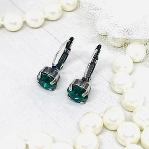 8mm Emerald Green Chaton Cut Crystal Drop Earrings, Emerald Green Crystal Solitaire Earrings, 8mm Green Crystal Earrings, JKCAROLINA