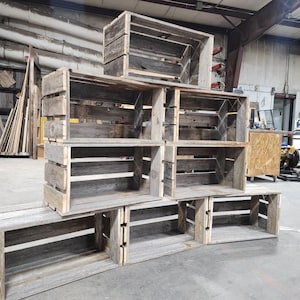 Puede incluir: Una taza de cerámica blanca con asa negra y el texto "But First, Coffee" en negrita negra. La taza se encuentra sobre un fondo borroso, sugiriendo un ambiente acogedor.