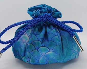 Grand sac de dés turquoise écailles de dragon pouvant contenir 12 jeux ou plus. Cadeau gremlin. Dungeons and Dragons D&D TTRPG bleu DÉS GRATUITS 154