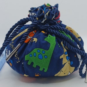 Cartoon dinosaurussen dobbelstenen tas groot voor 12 of meer sets Dice gremlin cadeau. Dungeons and Dragons DnD TTRPG marineblauw 85