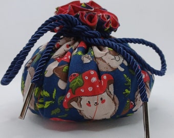 Joli sac de dés Hérissons avec champignons, grand pour 12 jeux ou plus, cadeau gremlin de dés. Donjons et Dragons D&D TTRPG bleu marine 99