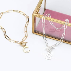 Pulsera con clip de papel y barra en T con inicial chapada en oro de 18 quilates o plata • Pulsera con cierre de palanca