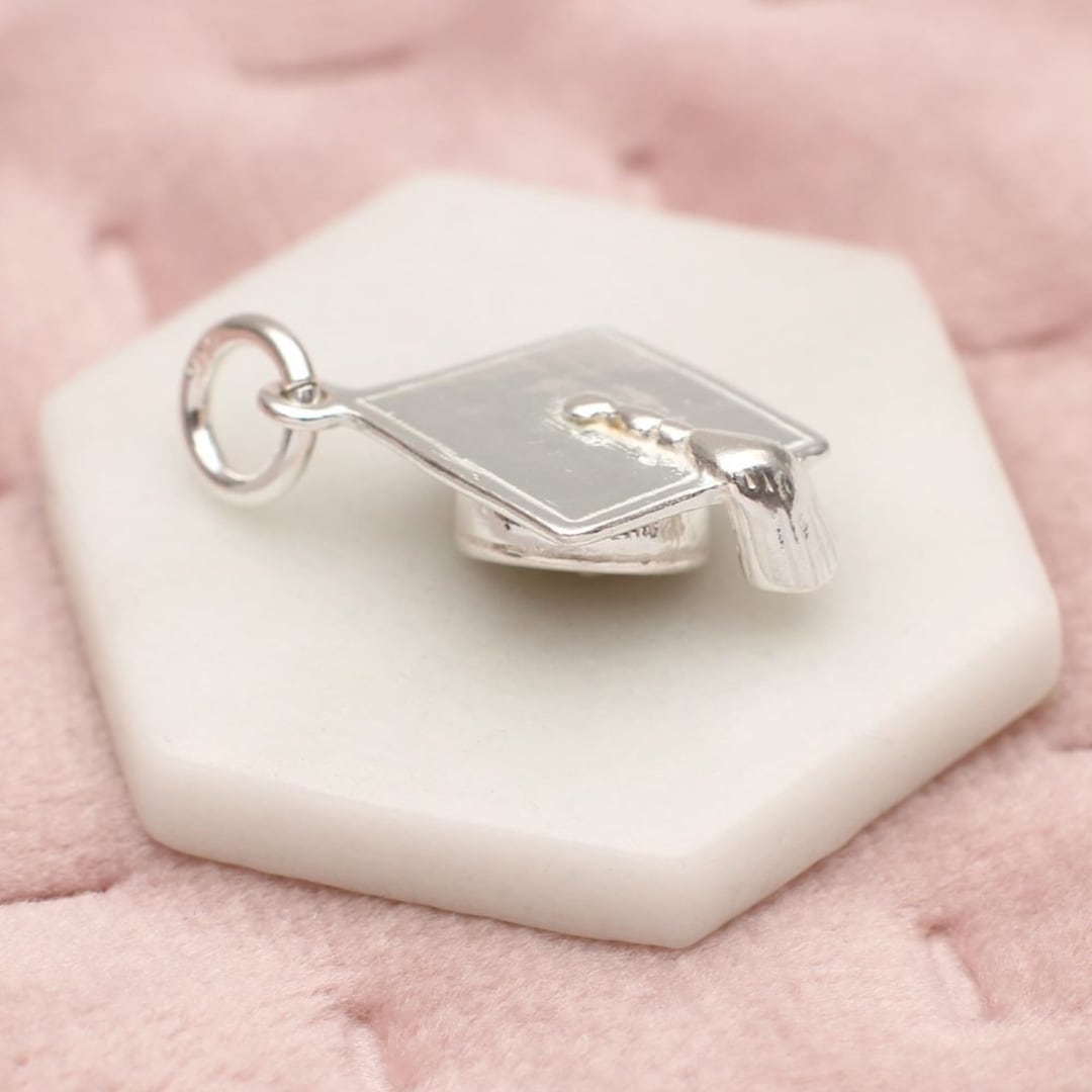 Ciondolo in argento sterling a forma di tocco per laurea • Cappello per laurea • Regalo di laurea - Italia