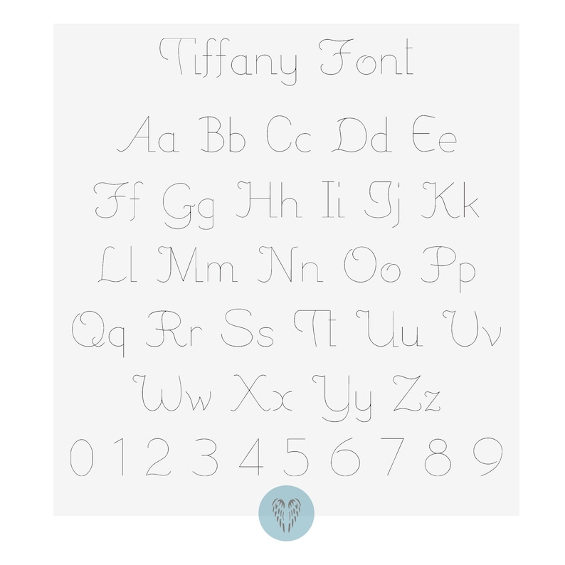 K&ouml;nnte beinhalten: Eine Grafik, die die Tiffany-Schrift in Gro&szlig;buchstaben, Kleinbuchstaben und Zahlen zeigt. Die Schriftart ist im kursiven Schriftstil.