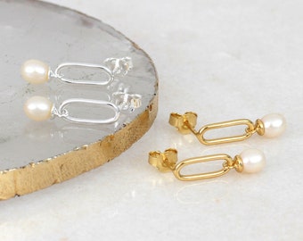 Pendientes de perlas con eslabones de cadena de oro o plata de 18 quilates • Pendientes colgantes minimalistas • Regalo perfecto para la novia • Regalo para mamá