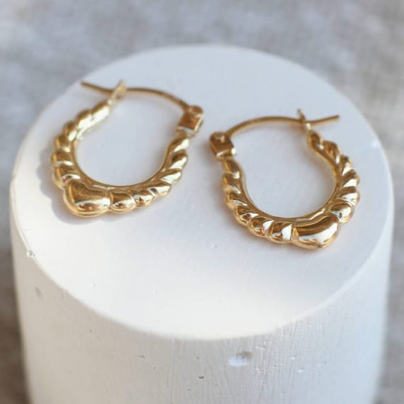 9ct oval shaped huggie earrings. 9ct oval shaped huggie earrings.